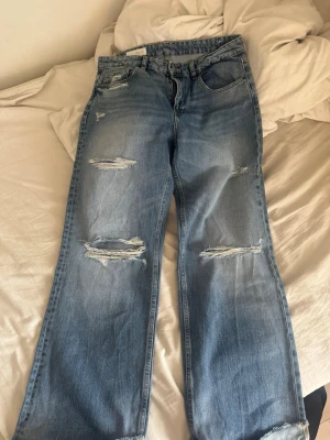Zara jeans - Säljer dessa assss snygga Zara jeans som är slutsålda!! De är så snygg men för stora!!de är storlek 42 men passar mer runt 40!! Midjemått 42 och innerbenslängden är 82!De har även ett snyggt hål vid fickan!!🥰🥰