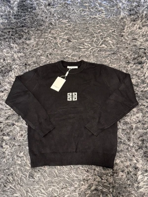  Givenchy sweater - Size M, as new 