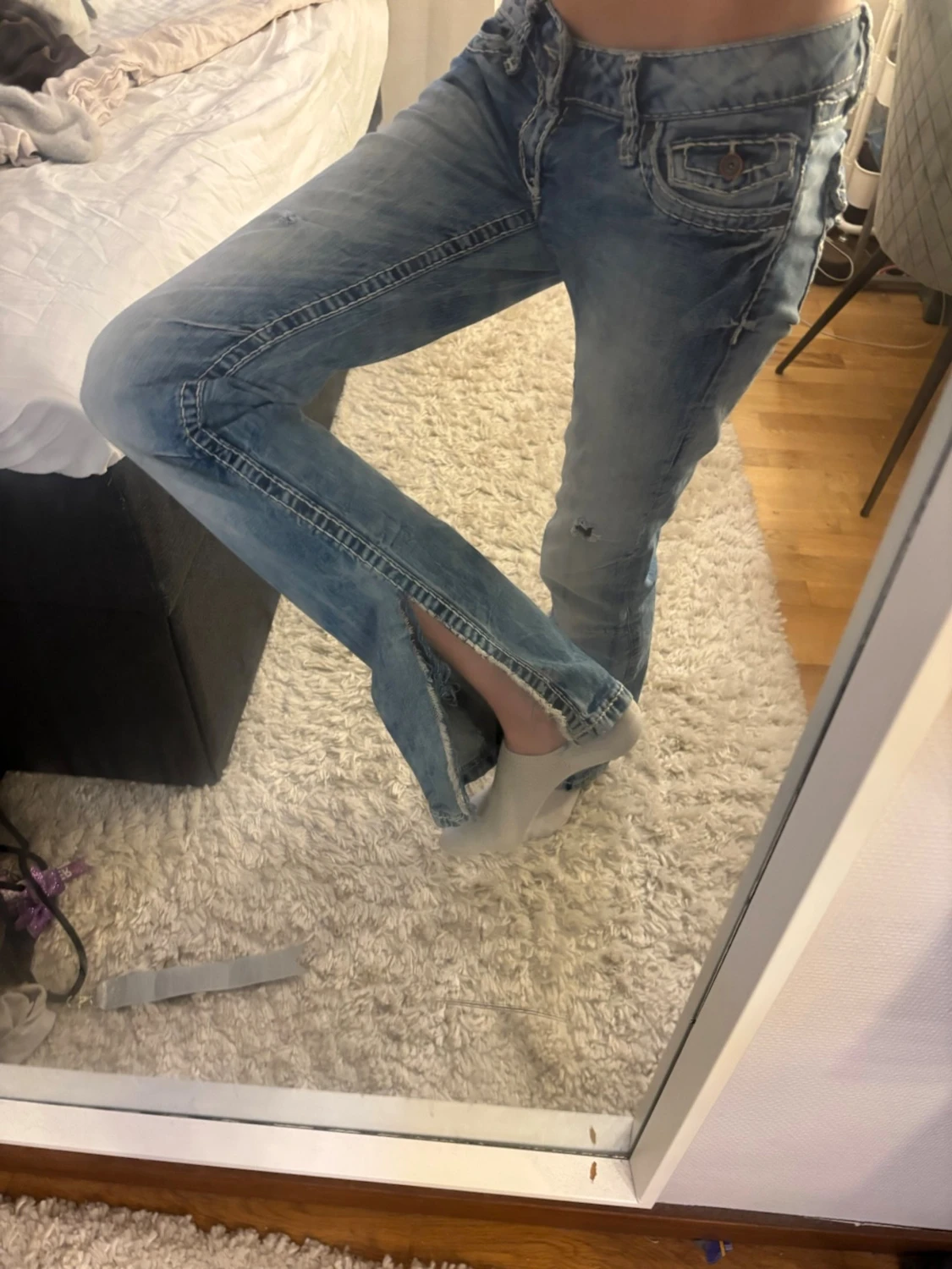 Ljusblå jeans med detaljer - 2