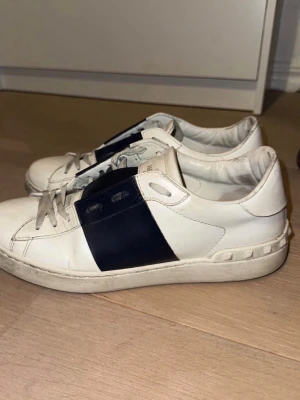 Valentino open - Säljer mina valentino open som är i ett bra skick. Det rengörs innan det postas, kvitto tillkommer ej därför ligger priset så lågt. Skorna kostar ca 5000 nypris men hos mig 1399. Vid frågor och funderingar så är det bara att höra av er!