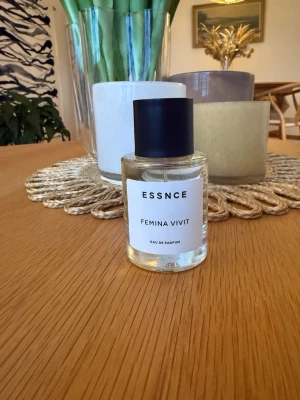 ESSNCE Femina Vivit  - Parfymflaska från ESSNCE med doften Femina Vivit. Endast testad.