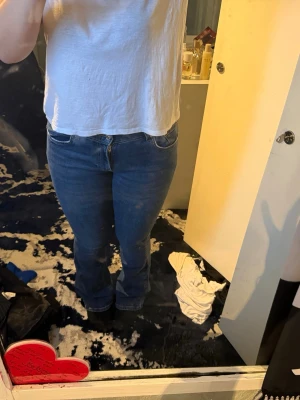 Blå raka bootcut jeans - I princip helt nya men kolla bild 4!!