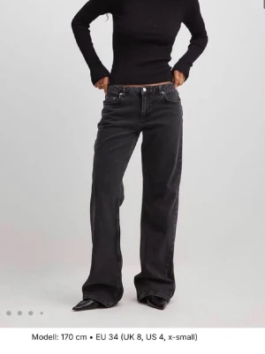 Gråa raka jeans med hög midja - Säljer ett par gråa jeans med rak passform och hög midja. Jeansen har klassisk femficksdesign, knappgylf och är tillverkade i ett kraftigare denimtyg. Perfekta för en avslappnad och trendig look. Finns slitningar längst ner!🥰