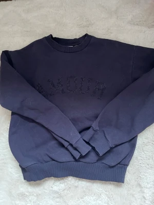 Tröja från Gina  - En tröja som är lite sönder av glittret men den är endå supersnygg, säljs för att den är för liten och priset kan diskuteras 🥰