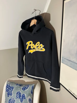 Marin blå Polo Ralph Lauren  - Riktigt snygg Polo Ralph Lauren hoddie.                        Skick: 8/10                                                                            Färg: Marin blå.                                                                      Storlek: xl 18-20 vilket motsvarar Small i herr.              Har ni några frågor eller prisförslag är det bara att skriva