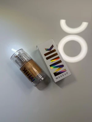 Milk Makeup Hydro Glow Primer - Milk Makeup Hydro Grip + Glow Primer är en primer i pumpflaska med transparent lock. Produkten har en skimrande, gyllene ton och kommer i en snygg förpackning med holografiska detaljer. Perfekt för att ge huden en fräsch och glowig bas innan foundation.