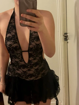 Klänning - As snygg svart spetsklänning. (Flyttar utomlands 19e så passa på att köpa) 