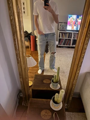 Hope rush jeans med slitningar - Tja säljer dessa Hope rush jeans som är lite bootcut med lite goa slitningar. Nypris 2300. Passar de som vanligtvis har 30 i midjan på exempelvis nudie jeans eller de flesta andra varumärken och längden är 32. Hör av er för fler frågor. Mvh Charlie