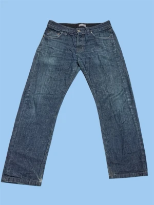 Filippa K jeans - Säljer ett par Filippa K jeans som är riktigt schyssta. Dessa är i storlek 31/34 men sitter 100% mer som 29/29 eftersom måtten är 89 cm i längd och 37 cm i bredd. Hör av er vid funderingar 🤩