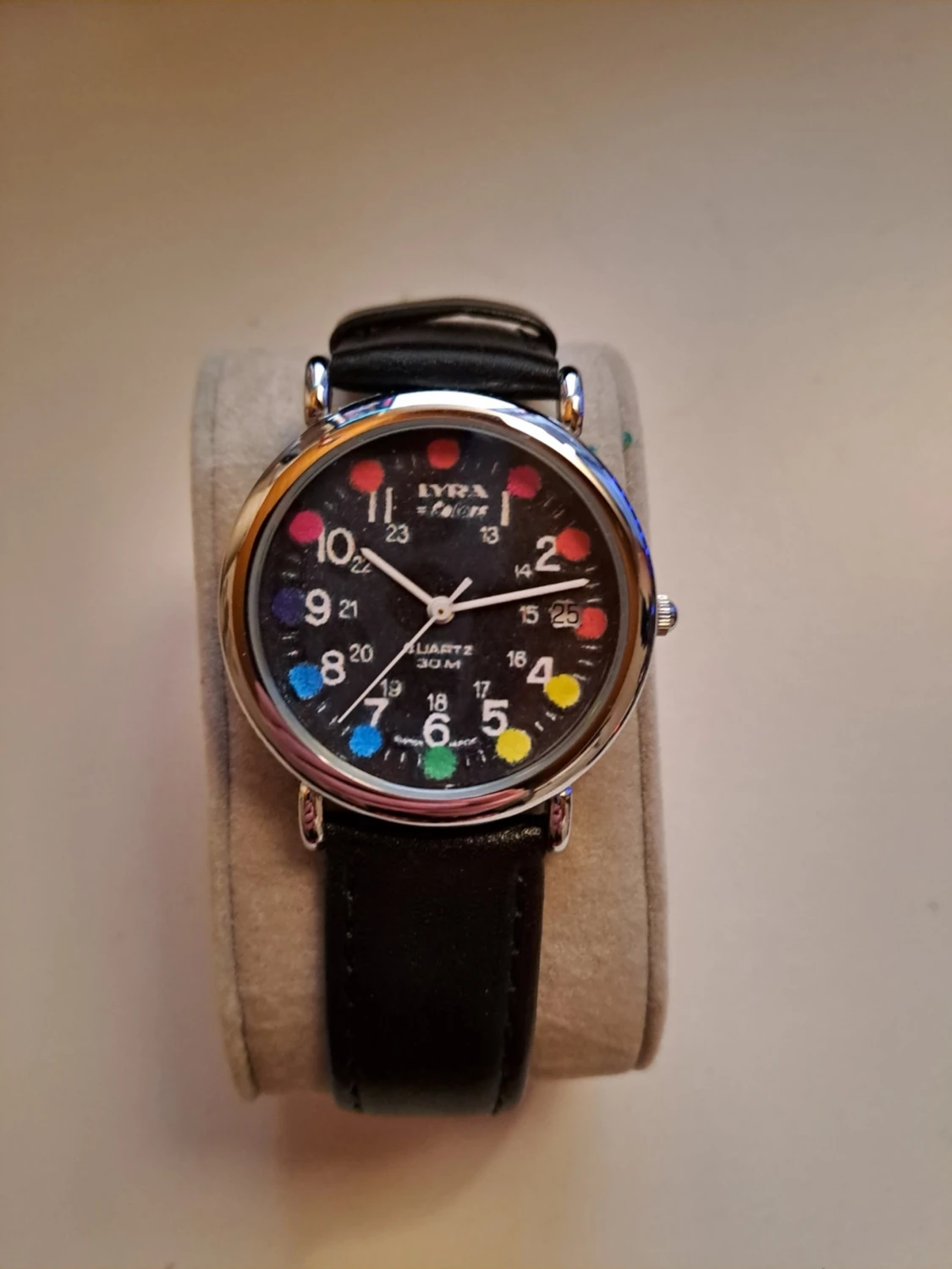 Lyra klocka med svart läderband