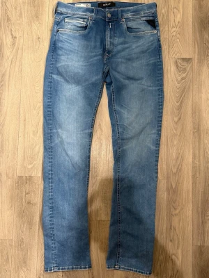 Replay Grover Hyperflex Jeans Blå W32 L34 - Mycket fint skick! Storlek: W32/L34. Mått - Midja: 41,5cm, Ytterbenslängd: 109cm, Benöppning: 18cm. Modellen är 185cm & 63kg. Hör av dig vid funderingar!🤩