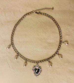 Silverfärgat halsband med pärldroppar - Säljer ett jätte fint halsband med hjärta och fina pärlor runt omkring. Helt ny och säljer den för 170 kr😍😍😍