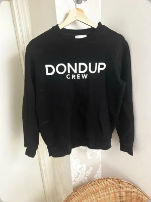 Dondup tröja - Säljer nu denna riktigt snygga Dondup tröjan för bara 199! Tröjan är i ett mycket bra skick och knappt använd. Vid frågor och funderingar är det bara att skriva