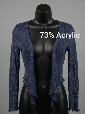 Blå meshig kofta från Aganzi - Säljer en tunn, meshig blå kofta från Aganzi. Koftan har vågiga kanter och är gjord i 73% akryl och 27% polyamid. Perfekt för lager på lager och ger en cool, edgy vibe till din outfit.