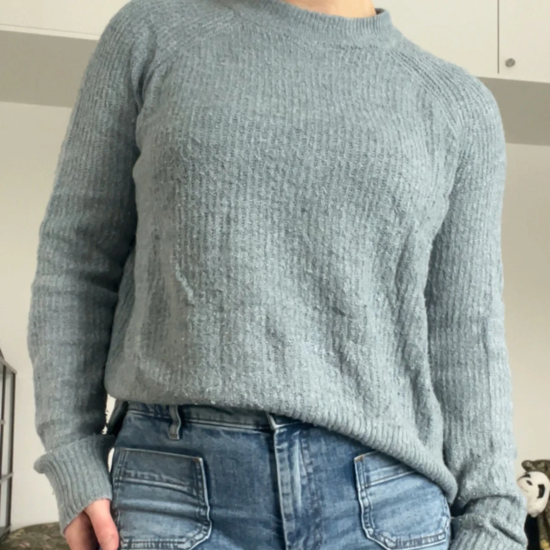 Ljusgrå stickad tröja med rund hals - 4