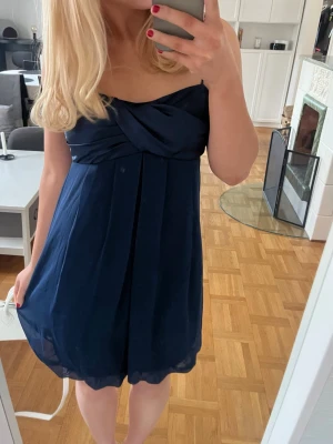 Blå klänning  - En blå klänning ifrån ginatricot i storlek 40💕