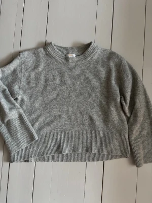 Stickad tröja - Söt grå stickad tröja från gina, storlek 146/152! 😇knappt använd 