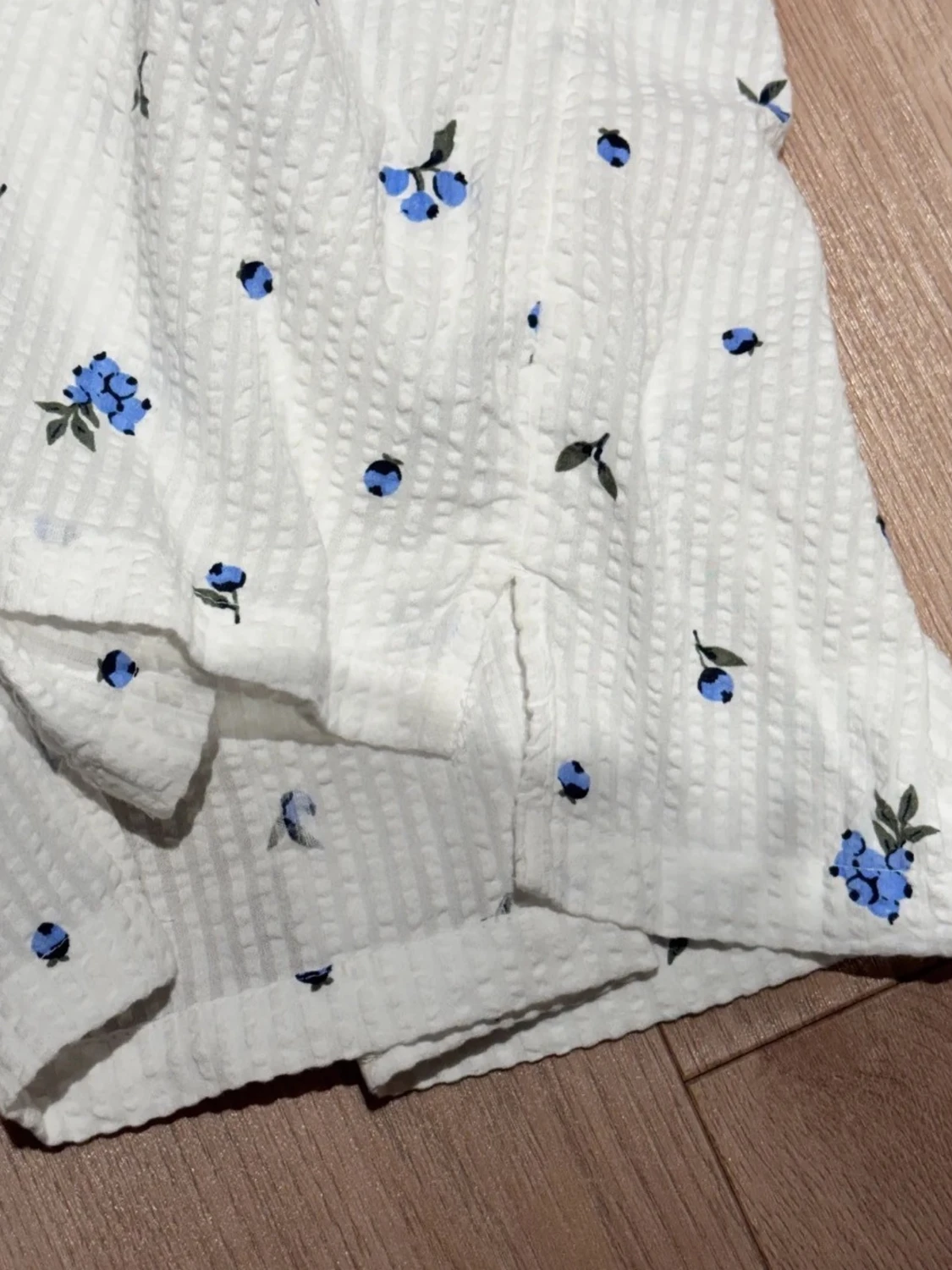 Vit pyjamaströja med blå blommor - 2