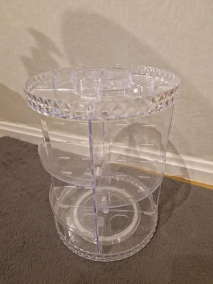 Förvaring - Plattorna/hyllorna går att ta av och placeras om. Kommer tvättas innan ja postar! Den snurrar