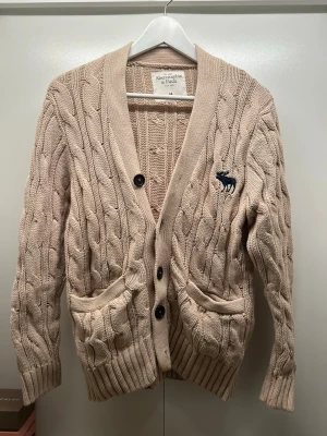 Abercrombie & Fitch kofta - Supersnygg kofta som aldrig har används. En liten logga på bröstet och två små fickor! Går att förhandla. 
