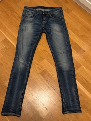 Tiger of Sweden jeans - Ett par schyssta slim jeans med nice tvätt, W31 och L32.Pris är förhandlingsbart så de är bara buda