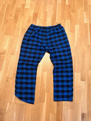 Blåsvarta pyjamasbyxor  - Säljer ett par pyjamasbyxor i blå och svart:) minns inte vart jag fick de ifrån, vill bara bli av med dessa! Storlek L/XL, 25kr. Skriv vid funderingar:)