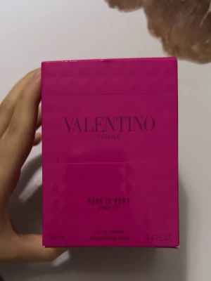 Valentino born in Roma - Born in Roma Donna Rendez-Vous EdP  Limited edition som har utgått köpt på kicks för 1825kr. 100ml oanvänd kommer med förpackning 