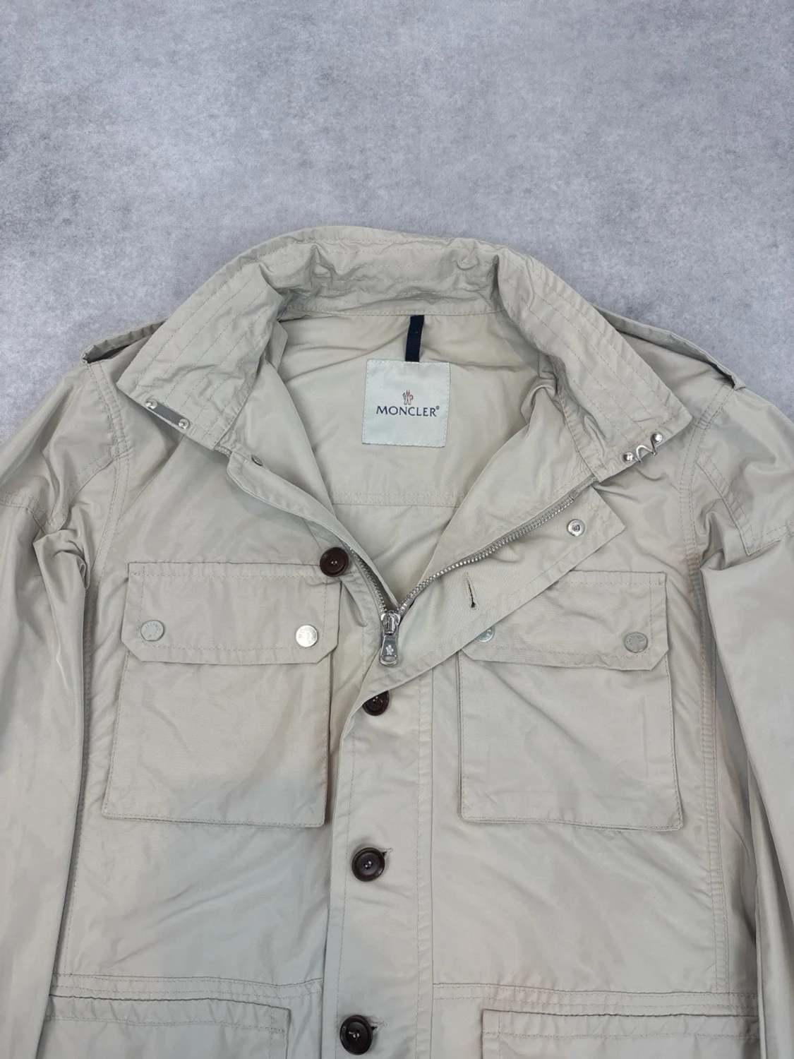 Beige vindjacka från Moncler - 1