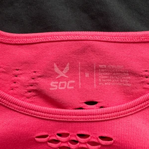 Rosa långärmad träningströja SOC - Snygg rosa långärmad träningströja från SOC med ventilerande meshdetaljer på bröst, rygg och ärmar. Tillverkad i ett stretchigt funktionsmaterial som passar perfekt till gymmet eller löprundan. Tight passform och rund hals.