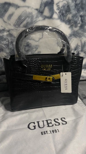GUESS EST.1981 VÄSKA - Helt ny skick💕Kommer med påse och dustbag!