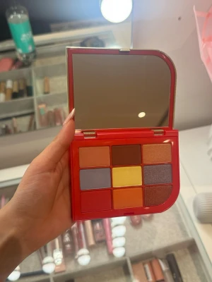 Färgstark ögonskuggspalett från By Beauty Act - OANVÄND fick i present men använder ej ögonskugga. Kommer med sitt paket.