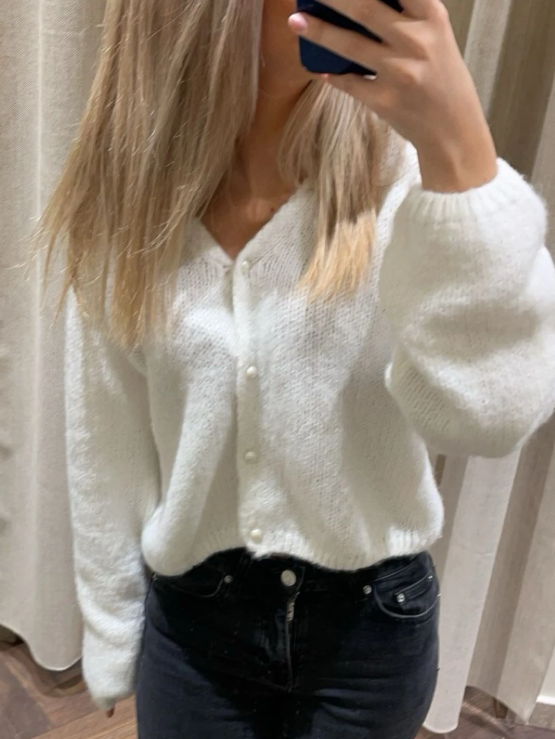 Vit stickad kofta med pärlknappar