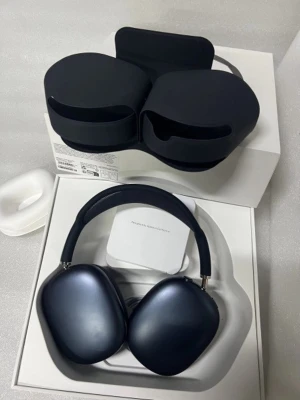 Apple AirPods Max mörkgrå hörlurar - Snygga Apple AirPods Max i mörkgrå färg med elegant aluminiumdesign och mjuka öronkuddar. Over-ear-modell med justerbart huvudband i mesh och smart case. Levereras med laddkabel och originalförpackning. Perfekta för musik, gaming och film.