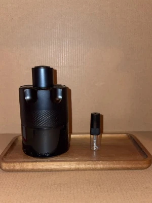 2ml Azzaro Most Wanted Intense  - 2ml sample av Azzaro the most wanted Intense, 10% rabatt på bundles, vid köp över 99kr ingår en gratis 2ml sample 