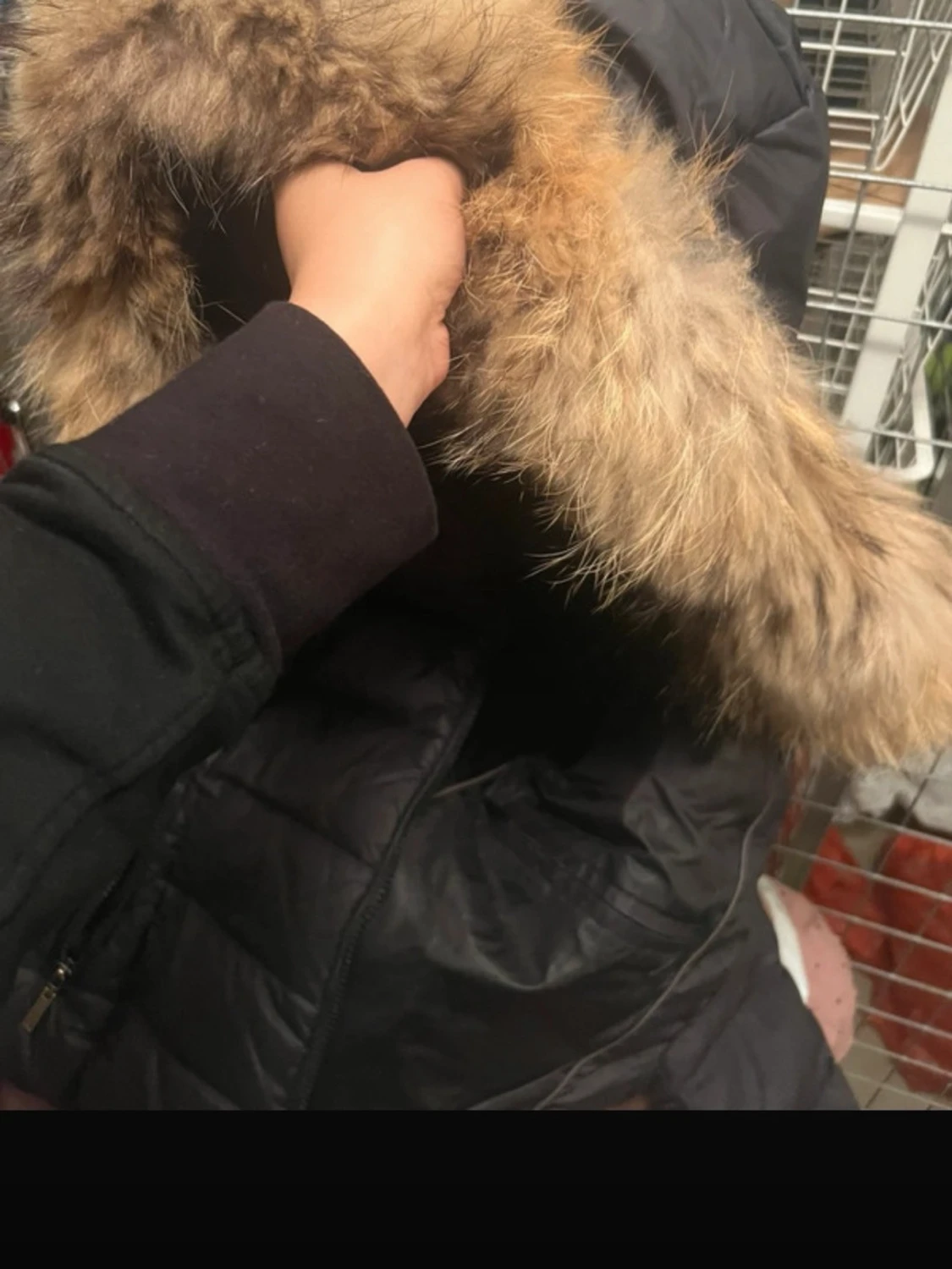 Svart pufferjacka med päls  - 3