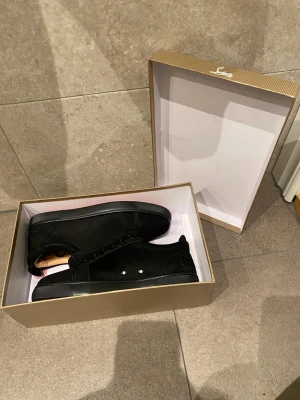 Svarta Cristian Louboutin skor - Ett par stilrena skor från Cristian Louboutin, i helt nytt skick. Du får med boxen och allt og. Riktigt snygga om du frågar mig, passar till allt. St 41. Skriv om ni undrar något. Priset är prutbart vid snabb affär, så kom med prisförslag om ni är intresserade.