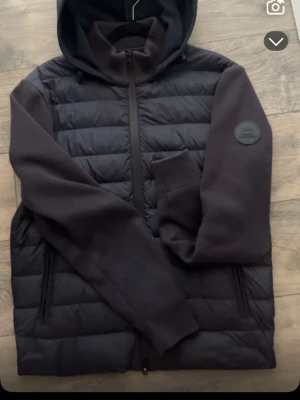 Woolrich jacka - Snygg Woolrich cardigan. Fint skick, och perfekt till våren. Håller värme bra, och är snygg till alla tillfällen. Vid frågor är de bara att höra av sig. Det är storlek S men passar lite bättre för Xs skulle jag säga