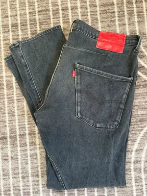 Sällsynta vintage Levis Engineered jeans - Ovanliga Levis Engineered jeans i storlek 32/32. Riktigt bra skick speciellt för dess ålder. Måtten är ca 100cm i längd och 45cm i bredd. Skriv vid minsta lilla fråga!:)
