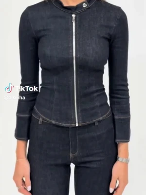 ALOBHA DENIM JACKET - Säljer den trendiga slutsålda ALOBHA DENIM JACKET.  Ny och aldrig använd.  Storlek M, men passar även S tack vare tajt och stretchig passform.