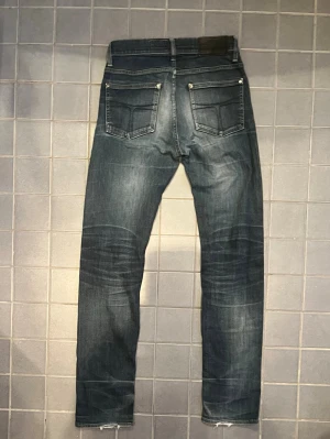 Fetaste tiger of sweden jeansen - As najs wash och slitningar med bra färg, verkligen modell/färg av tiger jeans som alla menar när dom snackar om att dom gillar tiger jeans. säljer pga storlek. De är 28/32. Liten bleknings fläck där bak