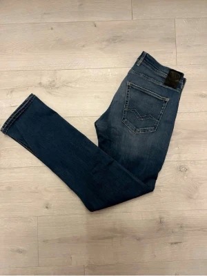 Replay Grover mörkblåa jeans  - Hej! Säljer dessa replay Grover jeans//jeasen är i mycket fint sick//fråga gärna! 