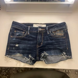 Lowwaist Abercrombie shorts - Säljer svin snygga mörkblå lågmidjade shorts med massa snygga detaljer. Använda fåtal gånger. Skulle säga att dem är xs-s. Priset kan diskuteras💕