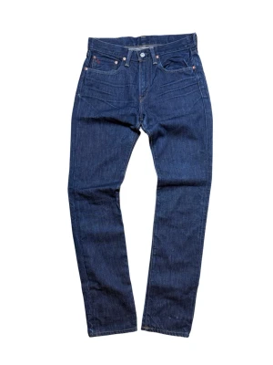 Mörkblå raka jeans från Polo Ralph Lauren - Klassiska mörkblå jeans från Polo med rak passform och fem fickor. Jeansen har en tidlös look med knappgylf och tydliga sömmar. Perfekta för dig som gillar enkel och stilren denim.