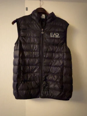 *** Dunväst från EA7 Emporio Armani*** - Snygg svart dunväst från EA7.