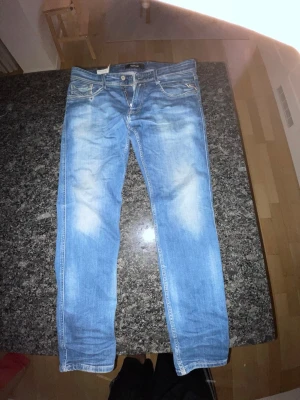Replay Anbass  - Ljusblått tvättade Replay Anbass jeans. W33 L30/32. Mycket bra skick. Hör av er med prisförslag och frågor?