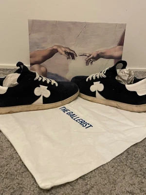 Marinblåa Skor från The Gallerist - The Gallerist skor | Skick 8 | Nypris 2600kr | Storlek 42 | Innermått 27,5cm| Prisrt är ej hugget i sten! | Hör av dig vid minsta fundering!📩OBS! Kontakta innan köp!