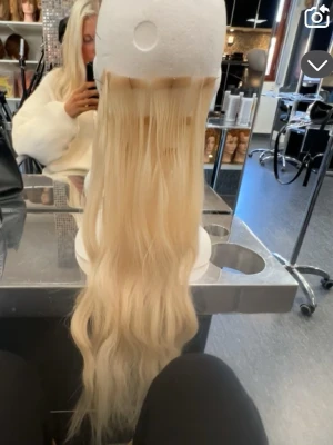 myextensions tejp löshår - Säljer mitt löshår från Myextensions i längden 50cm ( har klippt det så är typ 45cm nu ) i orginal. Har tagit hand om löshåret väldigt skonsamt och enligt råden, därför är löshåret väldigt fint skick! Löshåret är i den ljusaste färgen ( 60B ). Säljer det då jag ska sluta med löshår❣️ Vid frågor eller fler bilder skriv då🤗 Jag köpte löshåret för 2300kr