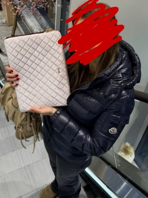 Mörkblå pufferjacka Moncler - Snygg mörkblå pufferjacka från Moncler. Jackan har inga defekter. Den är äkta och jag har inköpsbevis som skickas vid köp, även en fungerande NFC kod som gör att du kan verifiera äktheten direkt när du lägger mobilen mot sidofickan (se sista bild). QR koden på innersidan fungerar även, för att logga in på Moncler behöver denna användas. Storlek 14Y motsvarar xs.