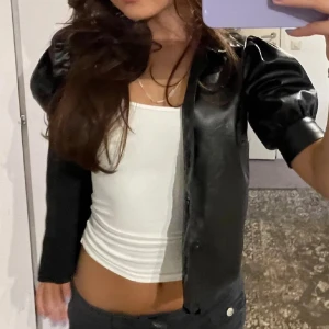 Skit snygg svart bolero  - Skit snygg skinn bolero, inga defekter och inte använd super många gånger. Super bra skick, jätte snygg till fest. 