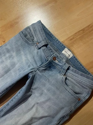 Lågmidjade jeans från abrand  - Lite slitna längst ner se bilder, allt annat är i bra skick! Passar S/M🌸 Midjemått: 40 cm Innebenslängd: ca 84 cm. Passar bra på mig som är 1,67 bara liiite för långa